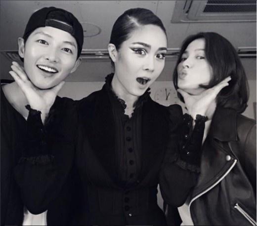 宋仲基宋慧乔又同框发糖!两人与玉珠贤合影好甜