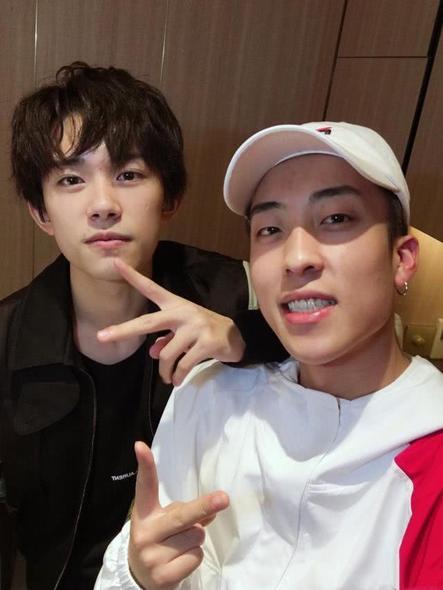 《这就是!街舞》易燃装置组韩宇夺冠,易烊千玺和队员的合照