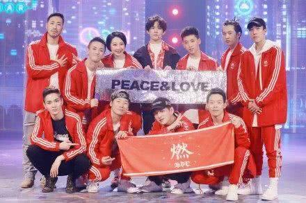 《这就是!街舞》易燃装置组韩宇夺冠,易烊千玺和队员的合照