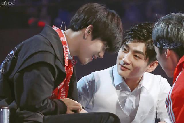 《这就是!街舞》易燃装置组韩宇夺冠,易烊千玺和队员的合照