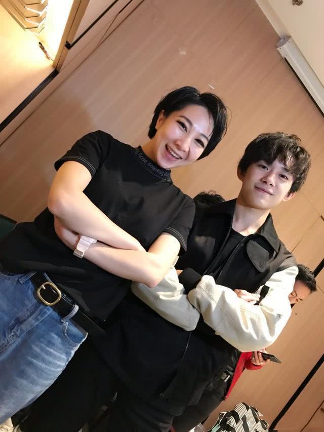 《这就是!街舞》易燃装置组韩宇夺冠,易烊千玺和队员的合照