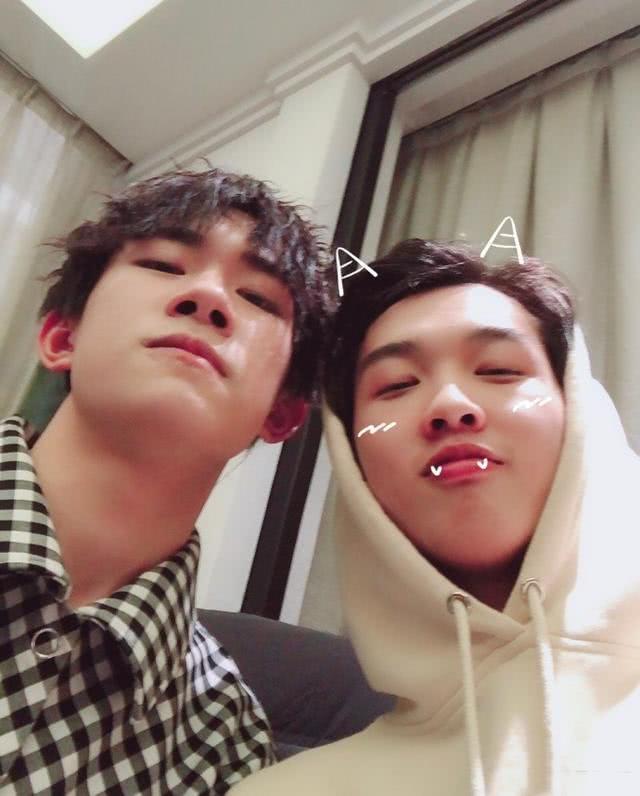 《这就是!街舞》易燃装置组韩宇夺冠,易烊千玺和队员的合照