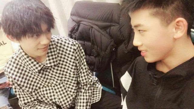 《这就是!街舞》易燃装置组韩宇夺冠,易烊千玺和队员的合照