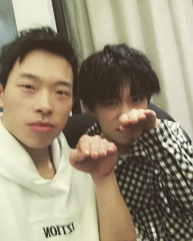 《这就是!街舞》易燃装置组韩宇夺冠,易烊千玺和队员的合照