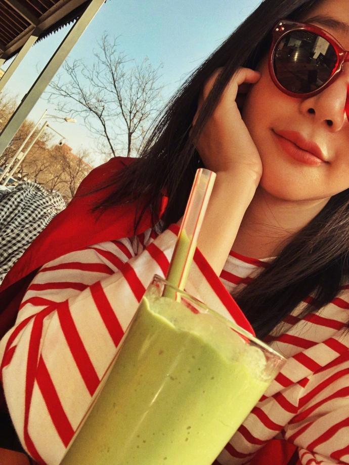 王宝强绯闻女友熊乃瑾一张夕阳照,美艳十足!网友:宝强眼光不错