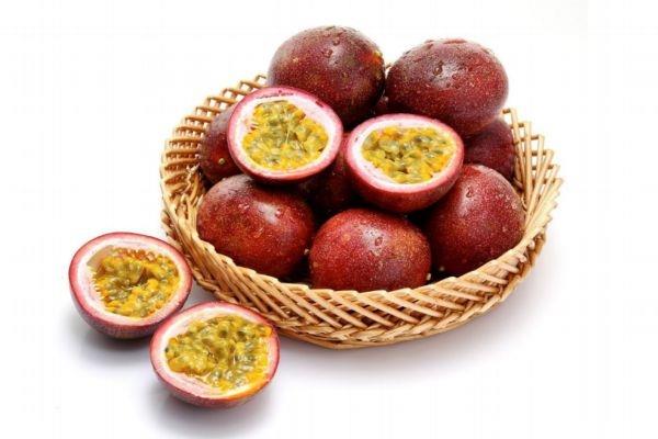 百香果是容易上火还是下火 百香果里面的黑籽能吃吗 百香果是容易上火还是下火 百香果里面的黑籽能吃吗