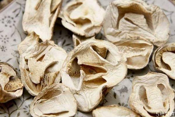 什么是草菇呢 草菇应该怎么吃呢 什么是草菇呢 草菇应该怎么吃呢