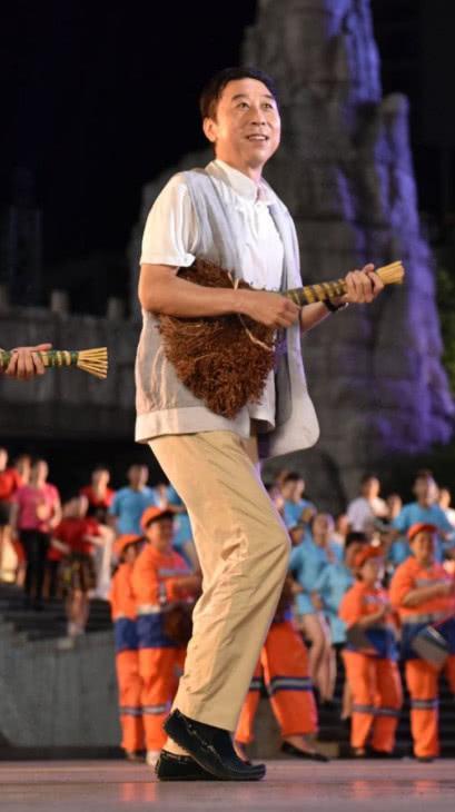 62岁冯巩清明扫墓,一家人用一张脸网友直呼分不清!