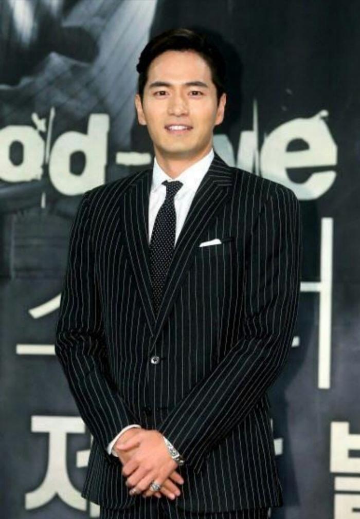 韩演艺圈性侵丑闻终于有人承认,52岁视帝羞愧道歉:我是罪人