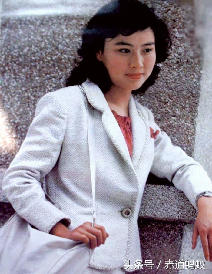 她曾与潘虹齐名,先嫁“武松”遭抛弃,又做杜淳后妈,如今变这样