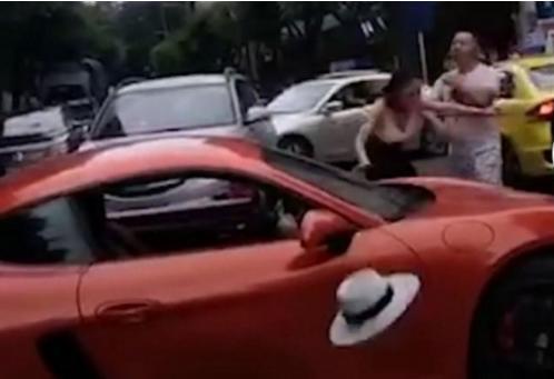 重庆警方:免去保时捷女车主丈夫所长职务!刚刚女车主道歉