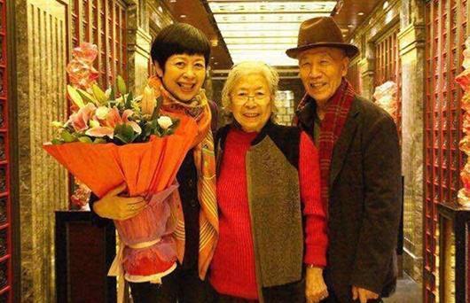 参观林申一家人住的房子,客厅铺着儿童地垫,生活中很宠爱孩子