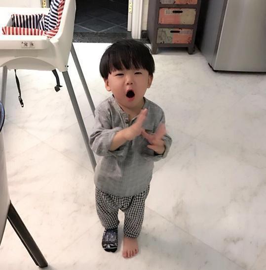 参观林申一家人住的房子,客厅铺着儿童地垫,生活中很宠爱孩子