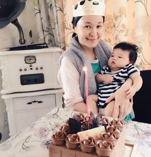 参观林申一家人住的房子,客厅铺着儿童地垫,生活中很宠爱孩子