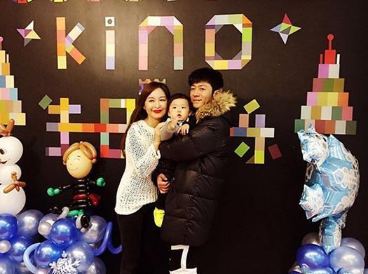 参观林申一家人住的房子,客厅铺着儿童地垫,生活中很宠爱孩子