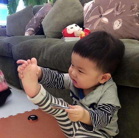 参观林申一家人住的房子,客厅铺着儿童地垫,生活中很宠爱孩子