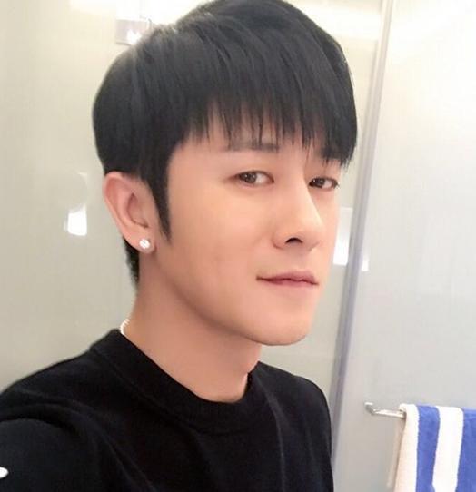 参观林申一家人住的房子,客厅铺着儿童地垫,生活中很宠爱孩子