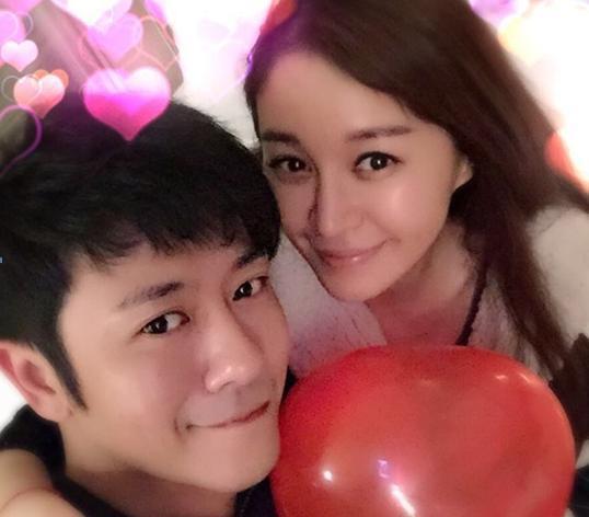 参观林申一家人住的房子,客厅铺着儿童地垫,生活中很宠爱孩子