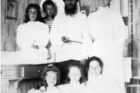 此人号称俄国最妖僧,三项绝活令皇室折服,死后被拍成电影!