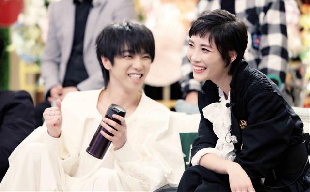 《歌手》第五期华晨宇看苏诗丁一脸宠溺！这两条微博也很暧昧