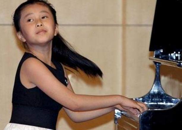 黄圣依6岁儿子近照,长得这么萌,难怪杨子一直不愿公开!