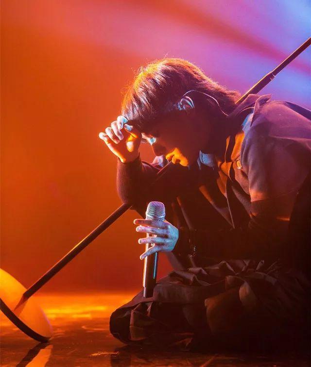 《歌手》华晨宇悼念已故作词人,张韶涵和李泉却在笑!