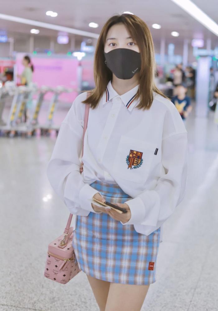 刘人语穿白衬衫也这么美，清新可爱，笑起来那一刻我恋爱了