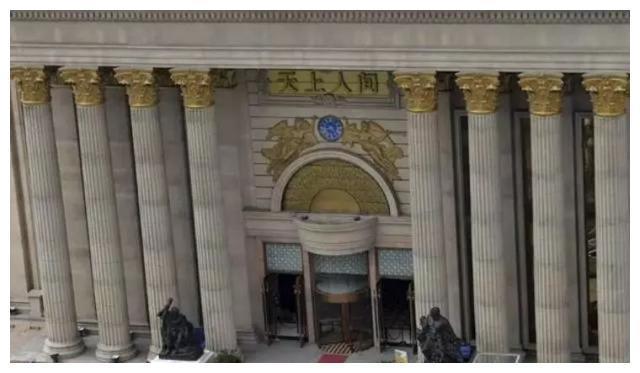 她是北京“天上人间”四大花魁之一,样貌出众,外号“狐媚娘”