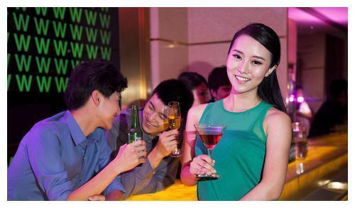 她是北京“天上人间”四大花魁之一,样貌出众,外号“狐媚娘”