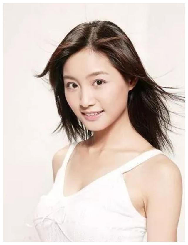 她是北京“天上人间”四大花魁之一,样貌出众,外号“狐媚娘”