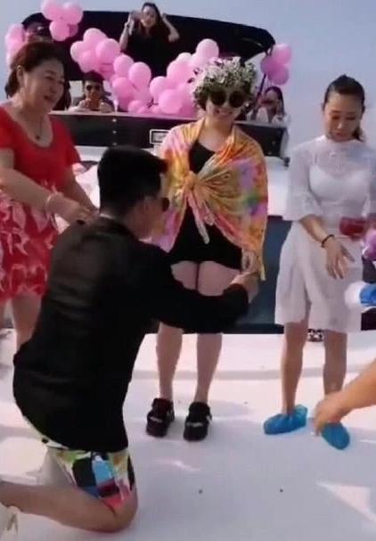 赵本山徒弟小鹏飞求婚成功,女友也是徒弟丫蛋,再次迎来新生活