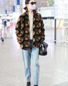 ​杜鹃不愧是超模，穿基础款的毛衣外套走机场，气质清冷又高级