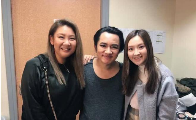 王祖蓝无修图近照,老态尽显,满脸沧桑,和亚男看起来像差十几岁