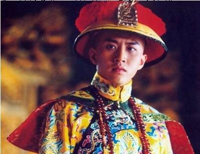 身为帝王却被传出与生母关系不正当的风言风语,并娶了自己亲表妹