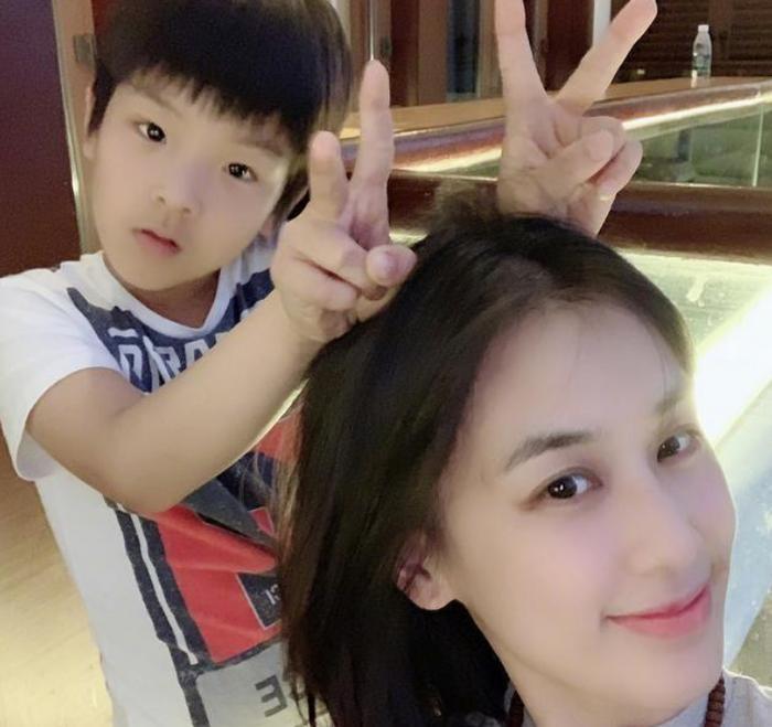 黄圣依素颜为儿子庆生,安迪秒变“小总裁”