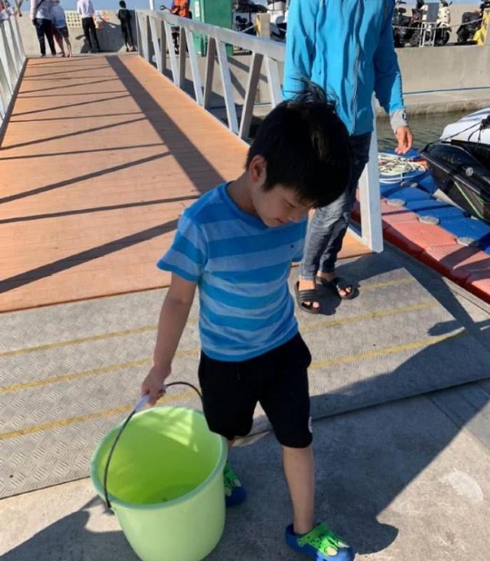 黄圣依素颜为儿子庆生,安迪秒变“小总裁”