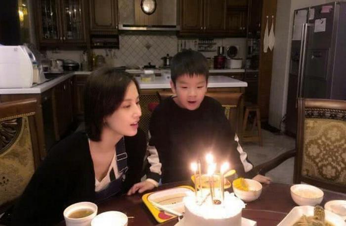 黄圣依素颜为儿子庆生,安迪秒变“小总裁”