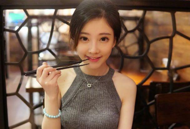 冯提莫参加蒙面唱将,一首《画心》震撼全场,结果意外在韩国爆红