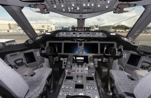 南航客机降落北京时遭遇冰雹,挡风玻璃破裂!这种情况究竟有多危险?