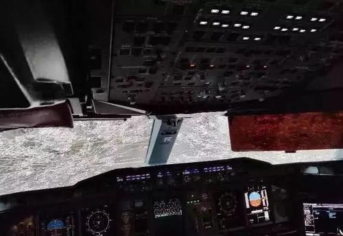 南航客机降落北京时遭遇冰雹,挡风玻璃破裂!这种情况究竟有多危险?