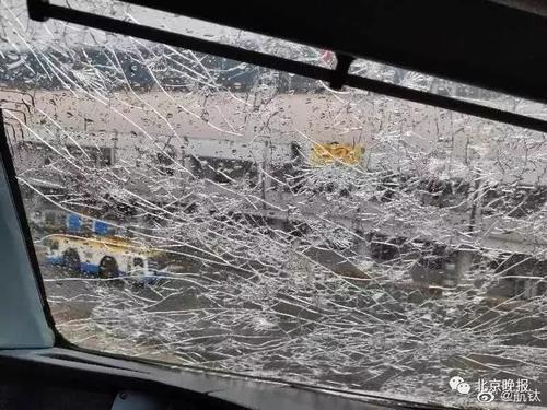 南航客机降落北京时遭遇冰雹,挡风玻璃破裂!这种情况究竟有多危险?