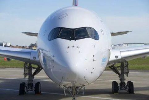 南航客机降落北京时遭遇冰雹,挡风玻璃破裂!这种情况究竟有多危险?