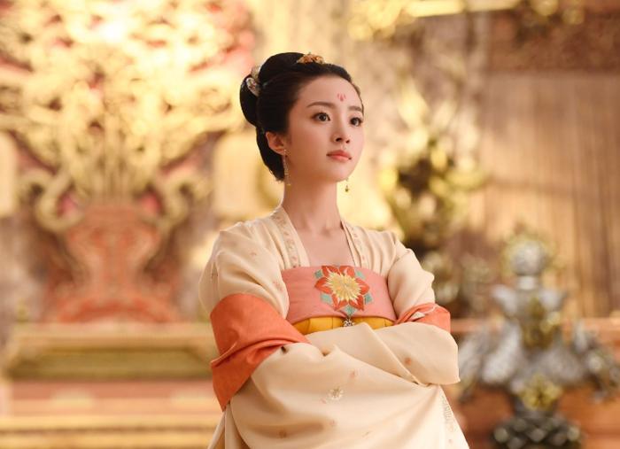 因搭杨洋受关注，如今与张铭恩绯闻出圈，胡冰卿的演艺道路不平坦