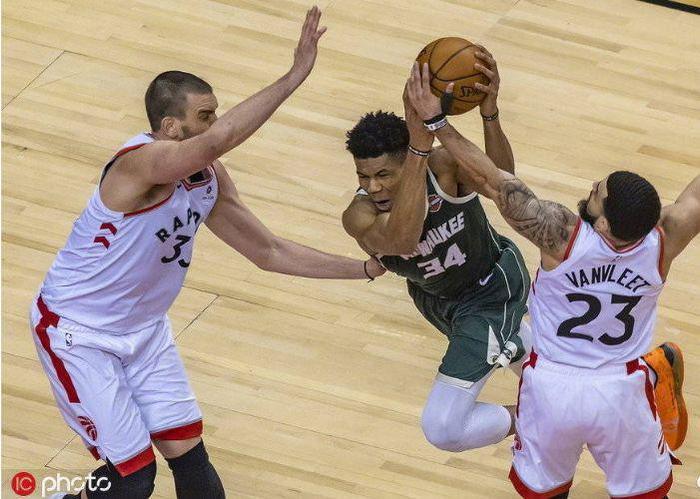 NBA猛龙大胜后,雄鹿众将士气低落,猛龙迎来逆袭良机