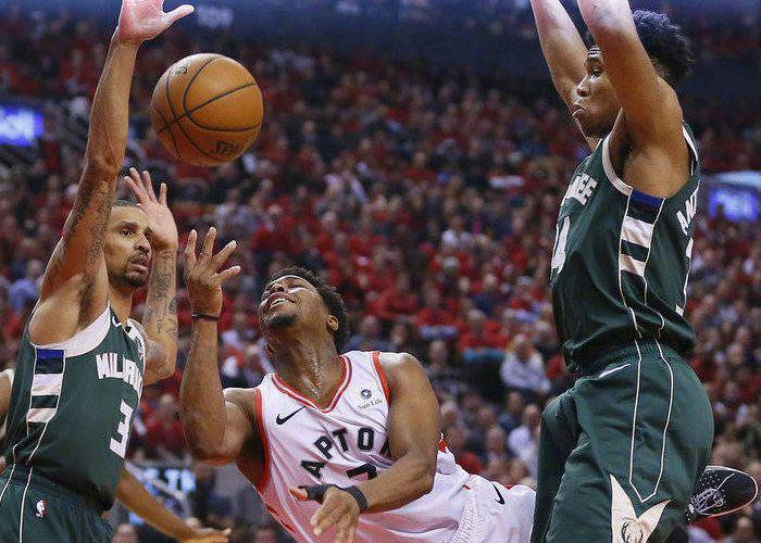 NBA猛龙大胜后,雄鹿众将士气低落,猛龙迎来逆袭良机