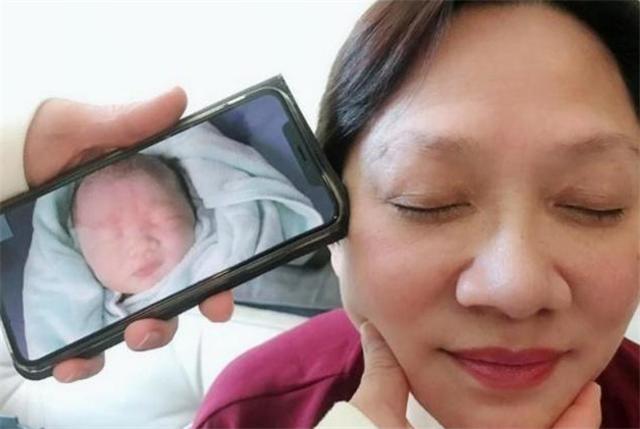 王祖蓝李亚男女儿正面照，双眼皮抢镜，模样不像父母像奶奶？