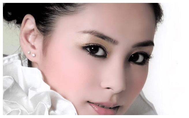 优秀演员钟欣桐,虽然事业特别成功,可是生活却让人们心疼