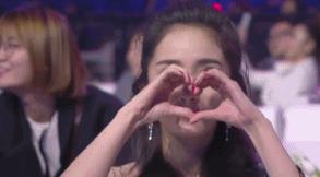 热巴赵丽颖众女神比心超惊艳,却不够妖娆,张一山:跟我学