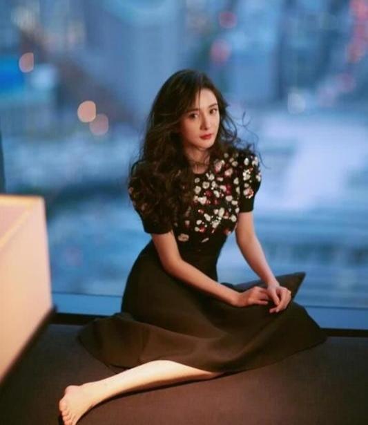 杨幂漂亮的小脚丫,雪白迷人,怪不得是宅男杀手