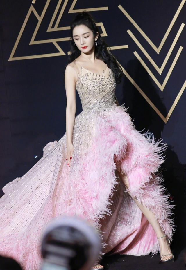 杨幂漂亮的小脚丫,雪白迷人,怪不得是宅男杀手